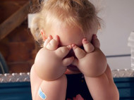 Жир душил: врачам удалось спасти маленькую девочку с гигантскими кулаками