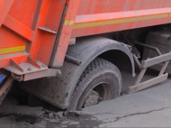 В Ровно мусоровоз продавил асфальт на дороге: опубликовано видео
