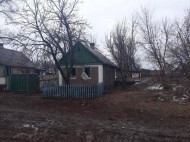 Разбиты крыши и выбиты окна: боевики обстреляли жилые дома на Донбассе (фото)