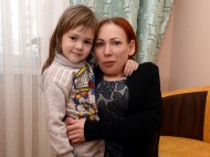 «4-летняя дочка выше меня»: украинке, чей рост едва превышает метр, удалось родить двух детей