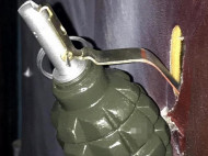 В Киеве мужчине повесили на дверь гранату: фото и видео с места ЧП
