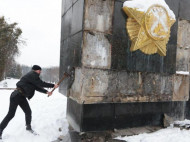 Болгарка не помогла: во Львове продолжаются попытки сноса стелы Монумента славы (видео)