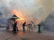 В центре Львова вспыхнули торговые киоски: четверо пострадавших (фото, видео)