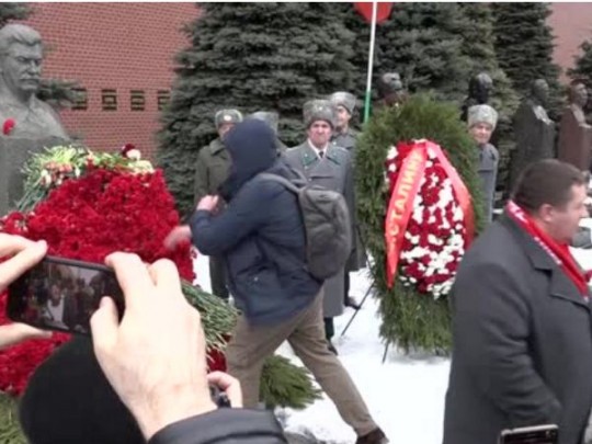 возложение цветов к могиле Сталина