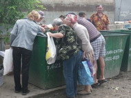 В России пригрозили магазинам из-за пенсионеров, которые роются в мусорных баках