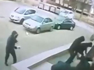 В Запорожье среди белого дня с молотками напали на прохожего (видео)