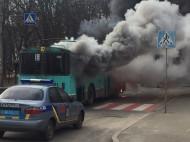 В центре Чернигова загорелся троллейбус с пассажирами (фото, видео)