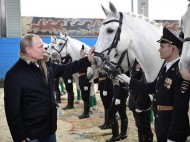 Стульчак в кадр не попал: сеть позабавило видео с Путиным на коне