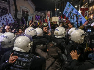 В Стамбуле протестующих женщин разгоняли собаками и слезоточивым газом 