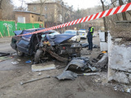 Смертельное ДТП в Киеве: Daewoo выехал на тротуар в врезался в стену (фото)