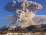В России вулкан выбросил столб пепла на 10 километров: в сети показали впечатляющее видео