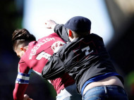 Кулаком в челюсть: в Англии болельщик прямо на поле ударил футболиста (фото, видео)