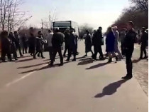 Под Одессой жители Сухого Лимана перекрыли автодорогу