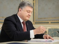 Петр Порошенко подписывает закон