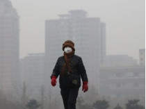 Человек в маске во время смога