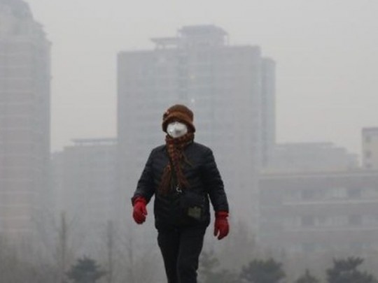 Человек в маске во время смога