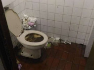 В свинарнике чище: в сети показали шокируюющие фото туалета на украинской границе