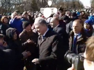 Порошенко в Чернигове прошел через толпу "Нацкорпуса", несмотря на опасения охраны (видео)