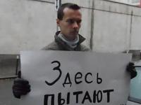 Денис Бахолдин на одичночном пикете в Москве