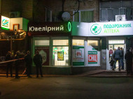 Под Киевом трое грабителей в масках с автоматами ограбили ювелирный магазин (видео)