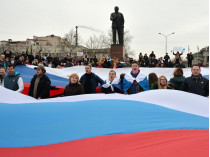 На митинге в Симферополе, 1 марта 2014 года