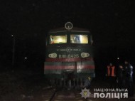 Поезд насмерть сбил человека: подробности и фото с места трагедии
