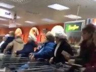 Как при "совке": сеть шокировала очередь в российском супермаркете (видео)