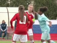 Пинок и удар в лицо: каким жестоким может быть женский футбол (видео)