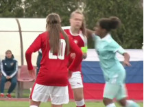 Пинок и удар в лицо: каким жестоким может быть женский футбол (видео)