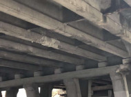В Киеве грузовик протаранил мост: фото с места происшествия