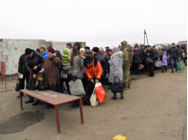 Грязь, лужи и горы мусора: в сети показали, в каких условиях тысячи людей пересекают линию разграничения на Донбассе