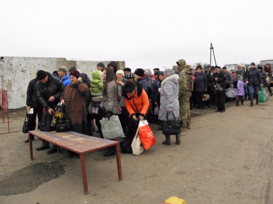 Грязь, лужи и горы мусора: в сети показали, в каких условиях тысячи людей пересекают линию разграничения на Донбассе