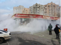 В Киеве подожгли еще один магазин Roshen: видео с места ЧП
