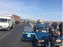 Под Одессой грузовик наехал на дорожных рабочих, один погиб 