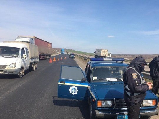 Под Одессой грузовик наехал на дорожных рабочих, один погиб 