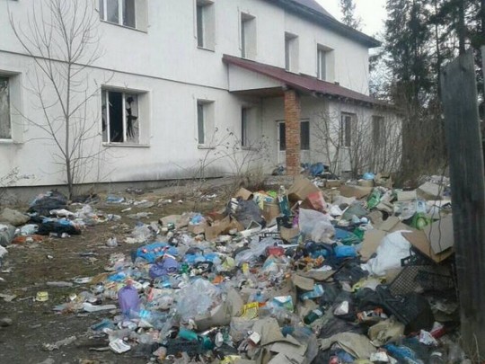 мусор возле новой школы