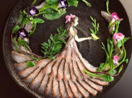 Японец прославился удивительными картинами из морепродуктов (фото)