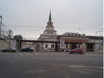 Плакат с Сенцовым на Комсомольской площади Москвы