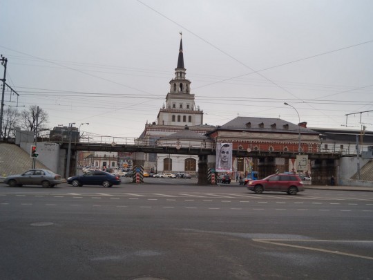 Плакат с Сенцовым на Комсомольской площади Москвы