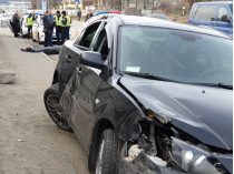 В Киеве авто на большой скорости насмерть сбило пешехода на «зебре», фото с места ДТП