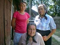 «оказавшись в воде, 85-летняя бабушка калина так крепко ухватилась за куст, что парню, приплывшему на помощь через два часа, пришлось по очереди разжимать ей каждый палец»