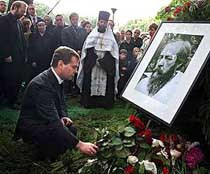 Президент дмитрий медведев прервал свой отпуск, чтобы присутствовать на похоронах александра солженицына