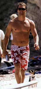 Американский актер мэттью макконахи любит совершать пробежки по пляжу в бронежилете весом 14 килограммов