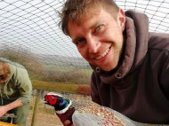 Британец отпугнул агрессивного фазана танцем в голом виде с торчащими сзади «перьями» (видео)