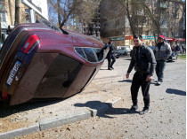Мощный взрыв в Одессе: автомобиль с водителем отбросило на трамвайные пути (фото)