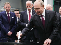Путин расписывается на капоте