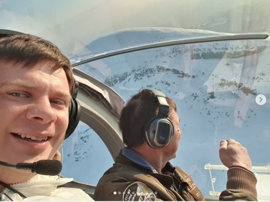 Дмитрий Комаров в самолете