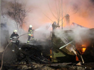 Масштабный пожар в Киеве уничтожил сразу несколько жилых домов: район остался без света (фото)