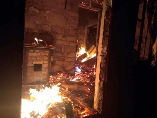 Короткое замыкание в электроодеяле сожгло дом и едва не убило дачника (фото)