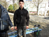 Делал закладки с метадоном: в Киеве задержали наркокурьера (фото, видео)